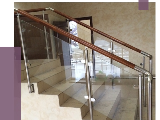 Комбинированные перила из металла и дерева в Калуге